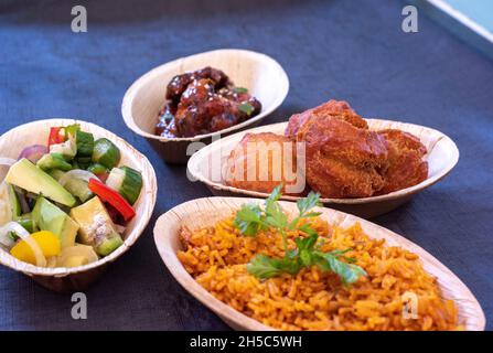 Sheffield Royaume-Uni – 08 mai 2018 : feuilletés alimentaires de rue africains, riz épicé, poulet et salade de Bless One’s Kitchen Banque D'Images
