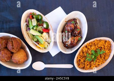 Sheffield Royaume-Uni – 08 mai 2018 : feuilletés alimentaires de rue africains, riz épicé, poulet et salade de Bless One’s Kitchen Banque D'Images