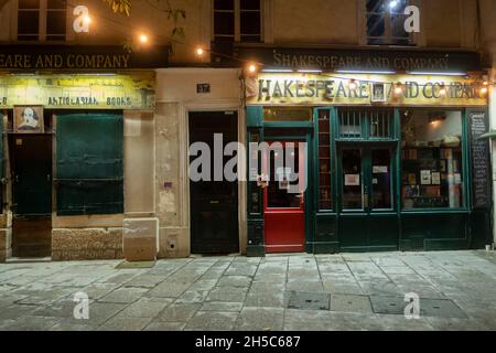 La Shakespeare and Company fondée par George Whitman est située sur la rive gauche à Paris, France Banque D'Images