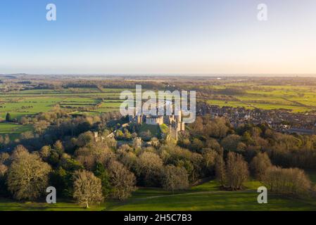 Arundel Castle, Arundel, West Sussex, Angleterre, Royaume-Uni. Vue plongeante. Belle lumière de coucher de soleil Banque D'Images