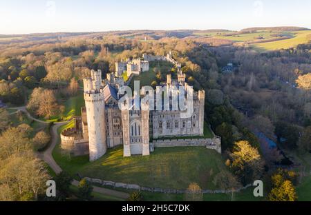 Arundel Castle, Arundel, West Sussex, Angleterre, Royaume-Uni. Vue plongeante. Belle lumière de coucher de soleil Banque D'Images