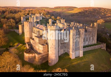 Arundel Castle, Arundel, West Sussex, Angleterre, Royaume-Uni. Vue plongeante. Belle lumière de coucher de soleil Banque D'Images