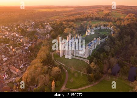 Arundel Castle, Arundel, West Sussex, Angleterre, Royaume-Uni. Vue plongeante. Belle lumière de coucher de soleil Banque D'Images