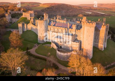 Arundel Castle, Arundel, West Sussex, Angleterre, Royaume-Uni. Vue plongeante. Belle lumière de coucher de soleil Banque D'Images