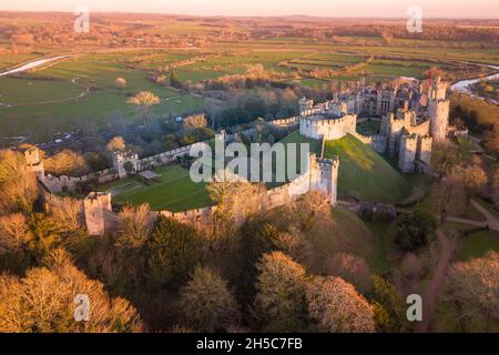 Arundel Castle, Arundel, West Sussex, Angleterre, Royaume-Uni. Vue plongeante. Belle lumière de coucher de soleil Banque D'Images