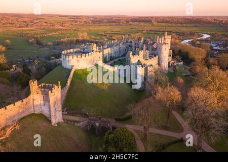 Arundel Castle, Arundel, West Sussex, Angleterre, Royaume-Uni. Vue plongeante. Belle lumière de coucher de soleil Banque D'Images