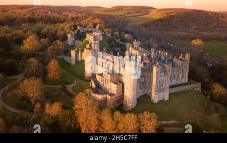 Arundel Castle, Arundel, West Sussex, Angleterre, Royaume-Uni. Vue plongeante. Belle lumière de coucher de soleil Banque D'Images