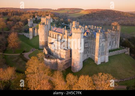 Arundel Castle, Arundel, West Sussex, Angleterre, Royaume-Uni. Vue plongeante. Belle lumière de coucher de soleil Banque D'Images