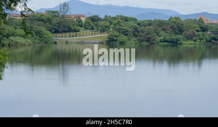 Belle vue sur un lac forestier dans un parc public à Kepong, Kuala Lumpur, Malaisie Banque D'Images