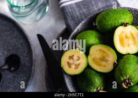 Bol de fruits de féijoa biologiques mûrs Banque D'Images