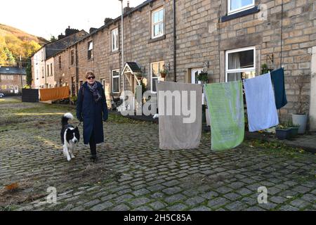 Lavage en ligne de l'autre côté de la rue à Market Street, Todmorden, West Yorkshire, Britain, Royaume-Uni Banque D'Images