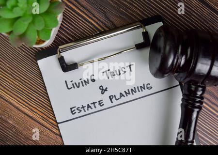 Living Trust & Estate Planning écrit sur un document isolé sur une table en bois. Banque D'Images