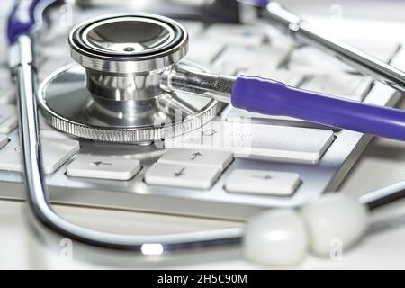 Stéthoscope médical près du clavier de l'ordinateur dans le bureau du thérapeute.Un design parfait pour toutes les applications Banque D'Images