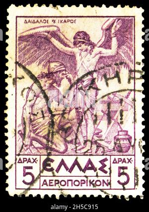 MOSCOU, RUSSIE - 24 OCTOBRE 2021: Timbre-poste imprimé en Grèce montre Daedalus et Icarus, la série mythologique grecque, vers 1935 Banque D'Images