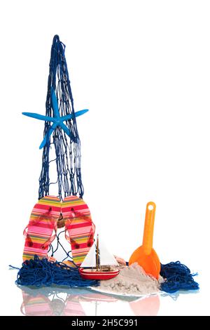 Filet de pêche avec jouets et poissons étoiles à la plage Banque D'Images