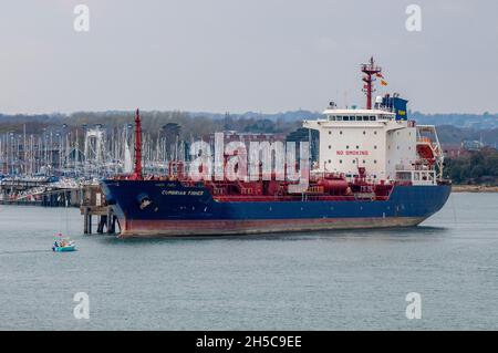 mv cumbrian fisherer chemical tanker navire à côté dans le port du chantier naval hm à portsmouth uk Banque D'Images