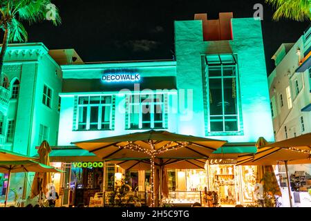 Miami Beach, États-Unis - 20 janvier 2021 : quartier célèbre art déco la nuit avec un panneau lumineux vert fluo pour l'hôtel Decowalk à South Beach, Florida Ocean Dri Banque D'Images