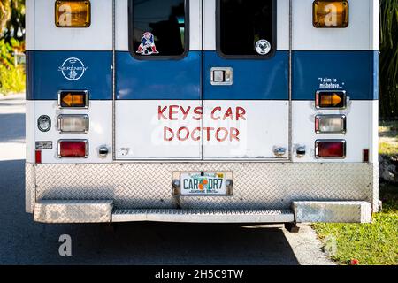 Key West, États-Unis - 26 janvier 2021 : panneau sur le dos de l'ambulance de service d'urgence pour Keys car Doctor sur la route de la Floride Keys et personne sur le soleil d Banque D'Images