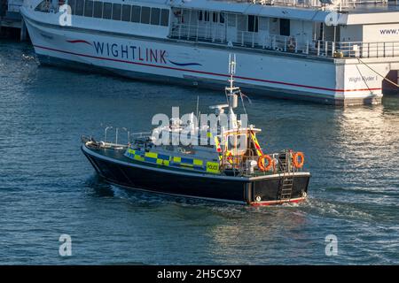 la police maritime lance en passant par un ferry de l'île de wight dans le port de portsmouth, la police sur un bateau, la section maritime de la police, la police maritime Banque D'Images