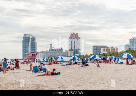 Miami Beach, États-Unis - 17 janvier 2021: Station de construction de cabane de maître-nageur avec la foule de beaucoup de gens à South Beach par l'océan conduire le jour nuageux et la construction Banque D'Images