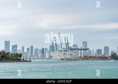 Miami Beach, États-Unis - 17 janvier 2021 : vue d'ensemble du centre-ville de la Floride, jour avec l'eau Intracoastal et des bâtiments financiers avec port pour les bateaux et Banque D'Images