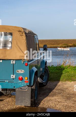 vieux land rover stationné sur la côte à burnham overy staithe sur la côte de norfolk, véhicules britanniques classiques, voitures classiques, défenseur land rover, Banque D'Images