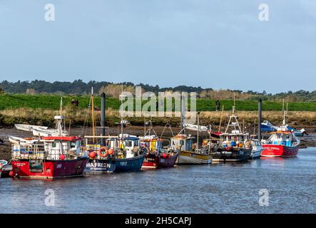 puits à côté des bateaux de pêche en mer et chalutiers à côté du port dans le nord de norfolk royaume-uni. chalutiers de pêche côtière, bateaux de pêche, pêcheur, amarré Banque D'Images