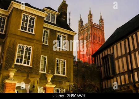 Gloucester, Royaume-Uni.8th novembre 2021.La tour de la cathédrale de Gloucester a été illuminée de feux rouges comme un acte de souvenir.La tour du 15th siècle est un point central pour les gens de se souvenir de ceux qui ont donné leur vie dans les conflits précédents.La tour des cours Banque D'Images