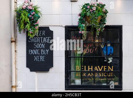 Joke 'la pénurie de bière panique acheter ici' panneau de surveillance à l'extérieur du pub traditionnel, Dunbar High Street, East Lothian, Écosse, Royaume-Uni Banque D'Images