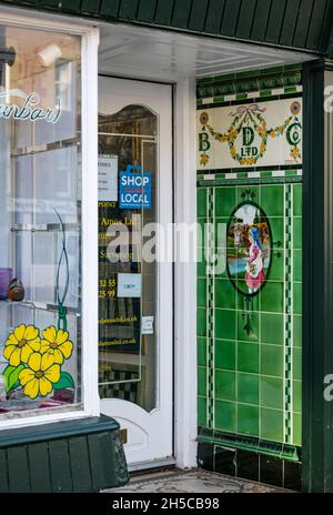 Carreaux colorés de Buttercup Dairy à l'ancienne à l'entrée du magasin, Dunbar High Street, East Lothian, Écosse, Royaume-Uni Banque D'Images