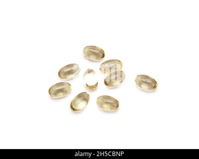Capsules d'huile de poisson isolées sur fond blanc Banque D'Images