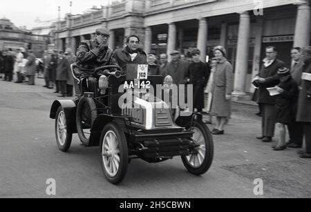 Années 1980, historique, une voiture de vétéran - plaque d'immatriculation AA-142- à la fin de Londres à Brighton Veteran car Run, Brighton, W. Sussex, Angleterre, Royaume-Uni.C'est l'événement automobile le plus ancien au monde, le premier édition a eu lieu en 1896.Pour pouvoir participer, les voitures doivent avoir été construites avant 1905. Banque D'Images