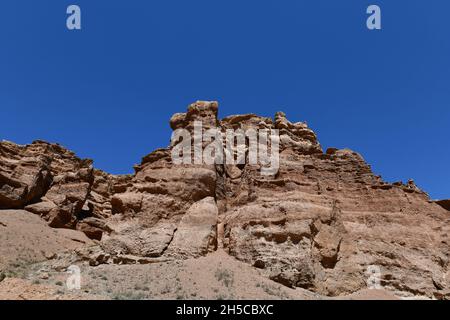 Vue ensoleillée du Canyon avec des rochers et une texture prononcée d'une pierre jaunâtre Banque D'Images