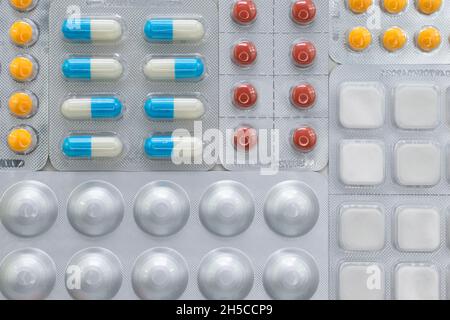Diverses pilules dans de nombreuses cloques. Contexte du concept médical. Banque D'Images