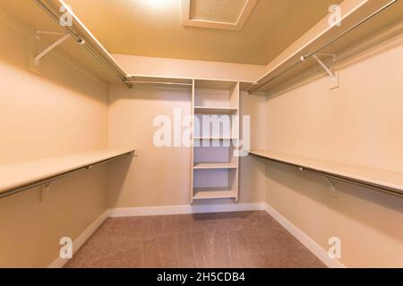 Vide-armoire avec éclairage aux couleurs chaudes et étagères Banque D'Images