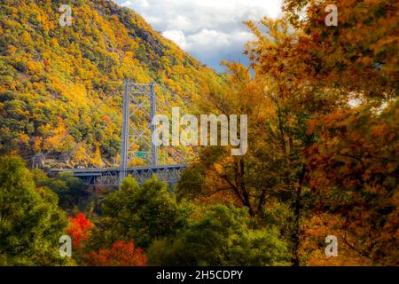 Bear Mountain Bridge Fall - vue vers le sud sur Bear Mountain Bridge, et le drapeau amrican a drapé sur l'un des poteaux de guidage pendant l'automne avec sa magnée Banque D'Images