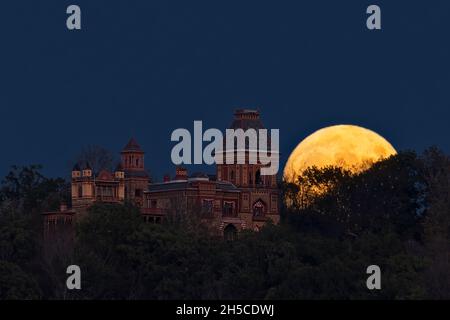 Hunters Moonrise by Olana Mansion - vue sur le site historique de l'État d'Olana, à côté d'une pleine lune de Hunter qui s'élève dans la région Catskill de l'État de Banque D'Images