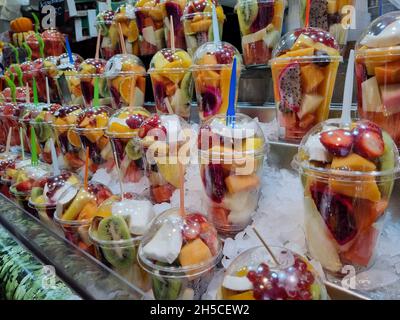 Étaler avec des salades de fruits dans des tasses à vendre dans un marché Banque D'Images