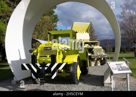 Tracteur lourd Euclid B6FTD, démonstration de machines de terrassement utilisées dans la construction de barrages et de canaux, années 1980.Twizel, Canterbury, Île du Sud, Nouvelle-Zélande Banque D'Images