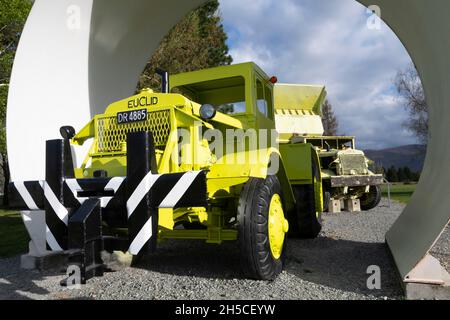 Tracteur lourd Euclid B6FTD, démonstration de machines de terrassement utilisées dans la construction de barrages et de canaux, années 1980.Twizel, Canterbury, Île du Sud, Nouvelle-Zélande Banque D'Images