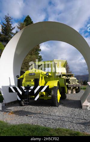 Tracteur lourd Euclid B6FTD, démonstration de machines de terrassement utilisées dans la construction de barrages et de canaux, années 1980.Twizel, Canterbury, Île du Sud, Nouvelle-Zélande Banque D'Images