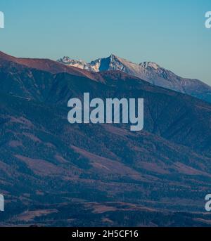 Vysoke Tatry montagnes de Velky Choc sommet de colline en Slovaquie à la fin de la journée d'automne avec ciel clair Banque D'Images