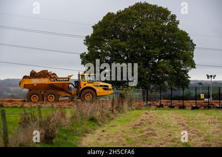 Great Missenden, Royaume-Uni.8 novembre 2021.Un chêne solitaire très chéri qui a été occupé par des protecteurs d'arbre HS2 plus tôt cette année est maintenant en danger d'abattage par HS2 à leur composé de Leather Lane.L'arbre avait été encorné par HS2 et devait rester, mais HS2 aurait maintenant l'intention de l'abattre pour que bizarrement ils puissent le remplacer par une zone d'aménagement paysager et des arbres de jeunes arbres.HS2 ont déjà abattu un certain nombre d'arbres dans Leather Lane et d'autres doivent être abattus par eux.Crecdit: Maureen McLean/Alay Live News Banque D'Images