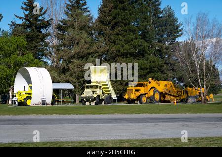 Tracteur Euclid, camion-benne Euclid, décapeuse moteur IH495 et bulldozer D8 Caterpillar utilisés dans la construction de barrages et de canaux dans les années 1980, Twizel, Nouvelle-Zélande Banque D'Images