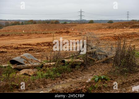 Great Missenden, Royaume-Uni.8 novembre 2021.Les travaux de construction de HS2 se poursuivent sur le rail à grande vitesse de Great Missenden à Leather Lane.Une piste de transport est en cours de construction pour le pont en cuir HS2 Lane.Après le lobbying des habitants de la campagne Save the Leather Lane Tree, les entrepreneurs de HS2 EKFB ont apporté des modifications à leurs plans pour Leather Lane, ce qui signifie qu'environ 50 % moins d'arbres seront abattus par HS2, mais la détestation de la campagne locale par HS2 est immense.Crédit : Maureen McLean/Alay Live News Banque D'Images