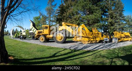 Tombereau Euclid Dump, décapeuse moteur IH495 et bulldozer D8 Caterpillar utilisé dans la construction de barrages et de canaux dans les années 1980, Twizel, Nouvelle-Zélande Banque D'Images