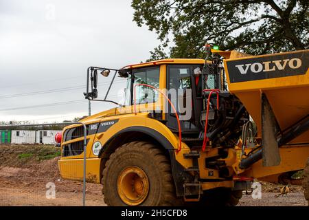 Great Missenden, Royaume-Uni.8 novembre 2021.Les travaux de construction de HS2 se poursuivent sur le rail à grande vitesse de Great Missenden à Leather Lane.Une piste de transport est en cours de construction pour le pont en cuir HS2 Lane.Après le lobbying des habitants de la campagne Save the Leather Lane Tree, les entrepreneurs de HS2 EKFB ont apporté des modifications à leurs plans pour Leather Lane, ce qui signifie qu'environ 50 % moins d'arbres seront abattus par HS2, mais la détestation de la campagne locale par HS2 est immense.Crédit : Maureen McLean/Alay Live News Banque D'Images