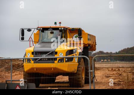 Great Missenden, Royaume-Uni.8 novembre 2021.Les travaux de construction de HS2 se poursuivent sur le rail à grande vitesse de Great Missenden à Leather Lane.Une piste de transport est en cours de construction pour le pont en cuir HS2 Lane.Après le lobbying des habitants de la campagne Save the Leather Lane Tree, les entrepreneurs de HS2 EKFB ont apporté des modifications à leurs plans pour Leather Lane, ce qui signifie qu'environ 50 % moins d'arbres seront abattus par HS2, mais la détestation de la campagne locale par HS2 est immense.Crédit : Maureen McLean/Alay Live News Banque D'Images