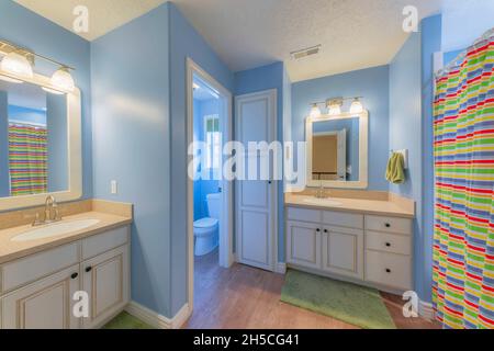 Salle de bains principale avec intérieur bleu clair et deux lavabos Banque D'Images