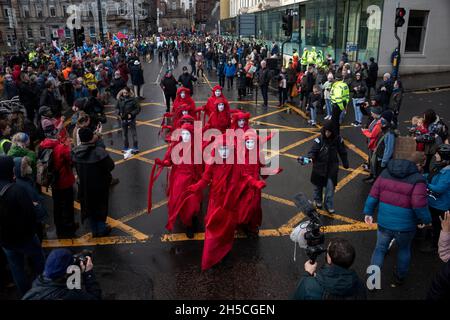 La Brigade de la rébellion Rouge une fusillade de la rébellion d'extinction sur la place George de Glasgow pour la Journée mondiale d'action pour la marche climatique.Au cours de la COP26 de l'ONU. Banque D'Images